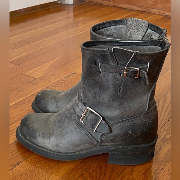 Frye Women’s Engineer 8R Leather Boots, Charcoal, size 7 - Picture 2 of 13
